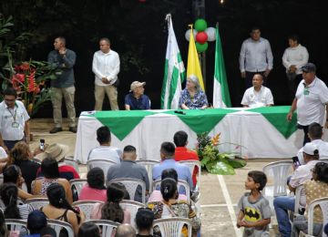 "Quiero hacer un homenaje a las mujeres luchadoras, porque la mitad de los títulos se les entregaron a ellas", dijo la ministra de Vivienda, durante su visita a Caquetá. Foto: Sharon Durán (archivo MVCT).