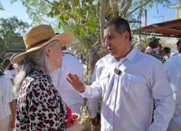 Ministra Catalina Velasco, alcalde Dumek Turbay y gobernador Yamil Arana, durante socialización de inicio del proyecto de alcantarillado para Bayunca y Pontezuela. Foto: Sharon Durán (archivo MVCT).