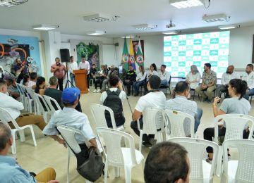 Ministra de Vivienda, Catalina Velasco, en encuentro con la comunidad de la vereda Colmenas. Foto: Sharon Durán (archivo MVCT).