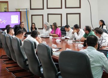 Ministra de Vivienda, Catalina Velasco, en encuentro con la comunidad de la vereda Colmenas. Foto: Sharon Durán (archivo MVCT).