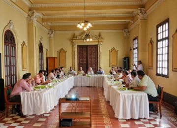 Ministra de Vivienda, Catalina Velasco, reunida con el gobernador y mandatarios locales de Caldas. Foto: Sharon Durán (archivo MVCT).