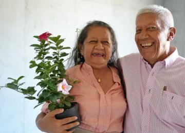 Ministra de Vivienda, Catalina Velasco, con las familias beneficiadas con vivienda nueva en Gigante, Huila. Foto: Sharon Durán (archivo MVCT).