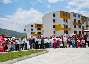 Ministra de Vivienda, Catalina Velasco, con las familias beneficiadas con vivienda nueva en Gigante, Huila. Foto: Sharon Durán (archivo MVCT).