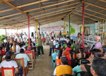 Ministra Catalina Velasco en diálogo con la comunidad de Altos de Canaán en Montería. Foto: Sharon Durán (archivo MVCT).