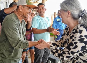 Ministra Catalina Velasco en diálogo con la comunidad de Altos de Canaán en Montería. Foto: Sharon Durán (archivo MVCT).