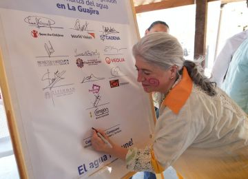 Ministra catalina Velasco con representantes de entidades cooperantes y miembros de las comunidades beneficiadas. Foto: Sharon Durán (archivo MVCT).