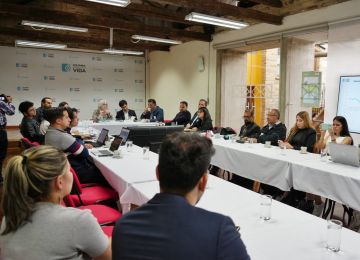 Ministra Catalina Velasco, con miembros de los sectores de la construcción y bancario, en conversatorio sobre el sector de la vivienda. Foto: Sharon Durán (archivo MVCT).