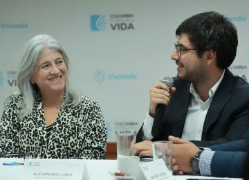 Ministra Catalina Velasco, con miembros de los sectores de la construcción y bancario, en conversatorio sobre el sector de la vivienda. Foto: Sharon Durán (archivo MVCT).