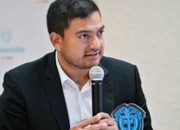 Fotografia Viceministro de Agua y Sanemaiento Basico, en cafe con periodistas