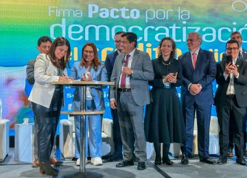 FOTOGRAFÍA FIRMA DE Pacto por la democratización del crédito solidario