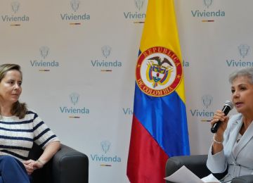 FOTOGRAFÍA MINISTRA DE VIVIENDA HELGA MARÍA RIVAS, JUNTO A LA NUEVA DIRECTORA EJECUTIVA DE LA CRA NELLY MOGOLLÓN MONTAÑEZ