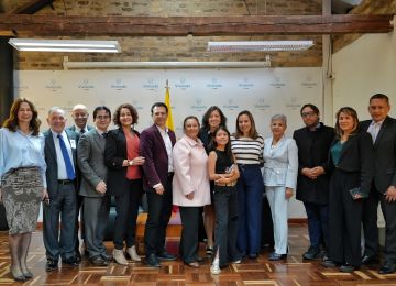 FOTOGRAFÍA MINISTRA DE VIVIENDA HELGA MARÍA RIVAS, JUNTO A LA COMISIÓN DE REGULACIÓN DE AGUA Y SANEAMIENTO BÁSICO (CRA)