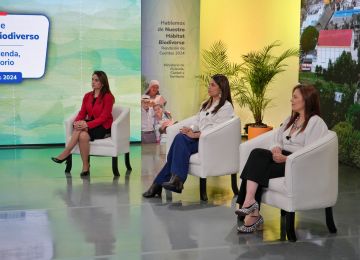 FOTOGRAFÍA TRANSMISIÓN DE RENDICIÓN DE CUENTAS, DE IZQUIERDA A DERECHA: MICHEL MESA MODERADORA, AYDEÉ MARSIGLIA BELLO VICEMINISTRA DE VIVIENDA, MARÍA CLARA RODRÍGUEZ JEFE OFICINA ASESORA DE PLANEACIÓN 