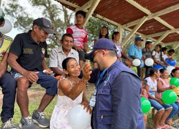 FOTOGRAFIÁ, VICEMINISTRO DE AGUA Y SANEAMIENTO BÁSICO, EDWARD LIBREROS CON REPRESENTANTE DE LA COMUNIDAD INDÍGENA DE CARURÚ