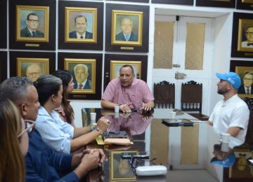 FOTOGRAFÍA VICEMINISTRA DE VIVIENDA, AYDEÉ MARSIGLIA BELLO, EL RECTOR DE LA UNIVERSIDAD DE CARTAGENA, WILLIAM MALKÚN CASTILLEJO JUNTO CON LA ALCALDÍA DE PROVIDENCIA EN ACUERDO PARA LA CONSTRUCCIÓN DE 100 VIVIENDAS EN EL MUNICIPIO