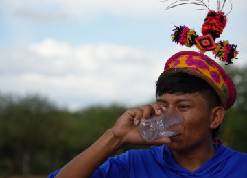 FOTOGRAFÍA JOVEN DE LA TRIBU WAYUU BENEFICIADO CON AGUA POTABLE