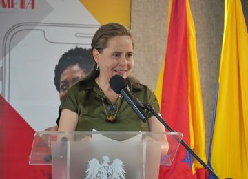 FOTOGRAFÍA MINISTRA DE VIVIENDA CIUDAD Y TERRITORIO HELGA MARÍA RIVAS EN ENTREGA DE PROYECTO DE AGUA POTABLE Y SANEAMIENTO BÁSICO EN VILLAVICENCIO