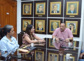 FOTOGRAFÍA VICEMINISTRA DE VIVIENDA, AYDEÉ MARSIGLIA BELLO, EL RECTOR DE LA UNIVERSIDAD DE CARTAGENA, WILLIAM MALKÚN CASTILLEJO JUNTO CON LA ALCALDÍA DE PROVIDENCIA EN ACUERDO PARA LA CONSTRUCCIÓN DE 100 VIVIENDAS EN EL MUNICIPIO
