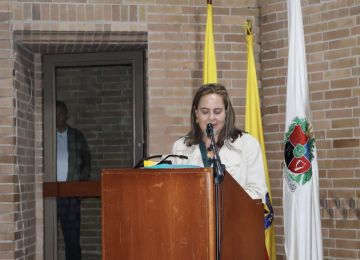 FOTOGRAFÍA MINISTRA DE VIVIENDA HELGA MARÍA RIVAS EN INTERVENCIÓN DURANTE EL FORO AGUA COMO BIEN COMÚN