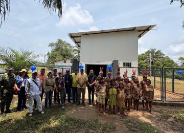 FOTOGRAFIÁ, VICEMINISTRO DE AGUA Y SANEAMIENTO BÁSICO, EDWARD LIBREROS, EL GOBERNADOR DEL VAUPÉS, LUIS ALFONSO GUTIÉRRE Y EL ALCALDE DE CARURÚ, JOSÉ ANTONIO FANDIÑO, EN INAUGURACIÓN DEL SISTEMA DE CAPTACIÓN DE AGUAS LLUVIAS EN CARURÚ, EN EL DEPARTAMENTO DE VAUPÉS