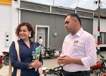 FOTOGRAFÍA VICEMINISTRA (E) DE VIVIENDA, MAGALY CALA Y EL ALCALDE DE TEORAMA EN UN DIÁLOGO