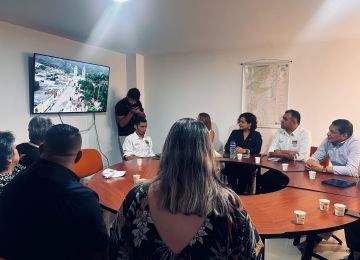 FOTOGRAFÍA EQUIPO DE TRABAJO DEL MINISTERIO DE VIVIENDA, CIUDAD Y TERRITORIO Y DE LA ALCALDÍA DE TEORAMA, NORTE DE SANTANDER