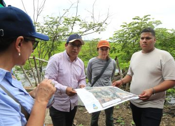 FOTOGRAFIA EQUIPO DE DIRECCIÓN DE POLÍTICA Y REGULACIÓN DEL MINISTERIO DE VIVIENDA EN PLATO MAGDALENA