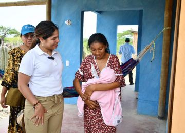 FOTOGRAFIA viceministra de Vivienda Aydeé Marsiglia Bello CON BENEFICIARIA DEL PROYECTO Miiroku 