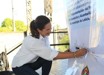 FOTOGRAFÍA FIRMA DE PLAN MAESTRO DE AGUA PARA LETICIA AMAZONAS