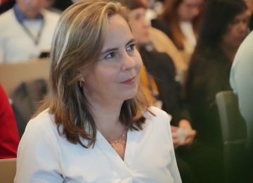 FOTOGRAFÍA MINISTRA DE VIVIENDA HELGA MARIA RIVAS DURANTE edición XVI de Construverde 2025