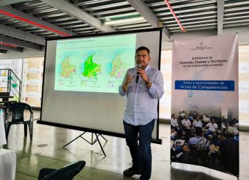 FOTOGRAFIA VICEMINISTERIO DE AGUA Y SANEAMIENTO BASICO EDWARD LIBREROS EN EVENTO RETOS Y OPORTUNIDADES DE LA LEY DE COMPETENCIAS