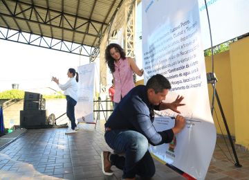 FOTOGRAFÍA FIRMA DE PLAN MAESTRO DE AGUA PARA LETICIA AMAZONAS