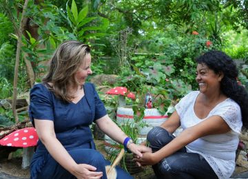 MINISTRA DE VIVIENDA HELGA MARÍA RIVA JUNTO CON BENEFISIARA MEJORAMIENTO DE VIVIENDA EN JUAN DE ACOSTA ATLANTICO