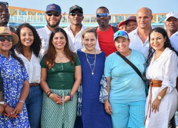 FOTOGRAFÍA MINSTRA DE VIVIENDA HELGA MARÍA RIVAS Y LA VICEMINISTRA DE VIVIENDA AYDEÉ MARSIGLIAEN EL INICION DEL LABORATORIO DE HÁBITAT EN PROVIDENCIA