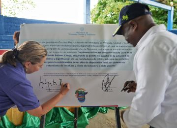 FOTOGRAFÍA MINVIVIENDA FIRMA INICIO DE PROYECTO PROGRAMA BASURA CERO EN BAHÍA SOLANO, CHOCO