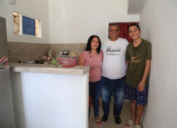 FOTOGRAFÍA FAMILIA BENEFISIARIA DE ENTREGA DE MEJORAMIENTO EN SANTA MARTA 