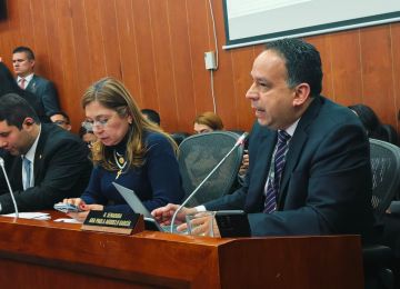 FOTOGRAFIA COMUNICADO MINISTRO VIVIENDA ANTE LA COMISION SEPTIMA DEL SENADO SEPTIEMBRE 04