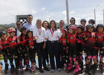 FOTOGRAFÍA LA VICEMINISTRA DE VIVIENDA, AYDEÉ MARSIGLIA JUNTO CON EL ALCALDE DEL MUNICIPIO DE SAMACÁ, WILSON CASTIBLANCO GIL EN ENTREGA DE EL PARQUE RECREODEPORTIVO RENACER LAS PALMERAS
