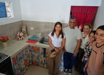 FOTOGRAFÍA VICEMNISTRA DE VIVIENDA AYDEE MARSIGLIA BELLO EN ENTREGA DE MEJORAMIENTO EN SANTA MARTA 