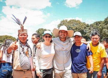 Viceministro de Agua con la comunidad indígena de Maniare en la firma de convenio de construcción de sistema de abastecimiento de agua.