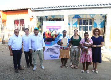 FOTOGRAFÍA ENTREGA TITULO PREDIAL 250 TOLU, SUCRE 01