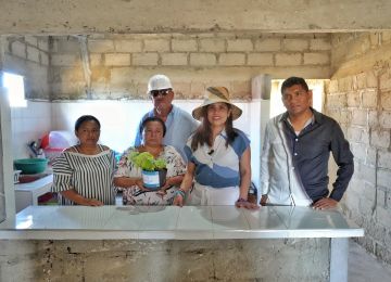 FOTOGRAFÍA VICEMINISTRA DE VIVIENDA AYDEÉ MARSIGLIA BELLO EN ENTREGAS DE MEJORAMIENTOS EN LA GUAJIRA