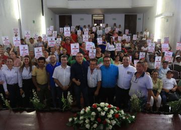 FOTOGRAFÍA MINVIVIENDA CUMPLIENDO CON LA ENTREGA DE TITULACIÓN DE PREDIOS
