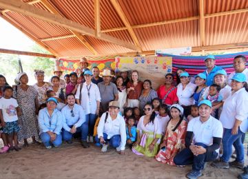 FOTOGRAFÍA MINISTRA DE VIVIENDA HELGA RIVAS EN ENTREGA DE MEJORAMIENTOS EN RIOACHA, LA GUAJIRA