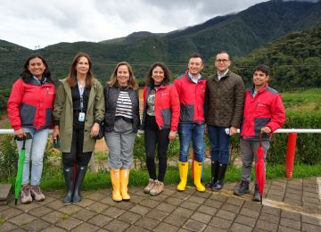 FOTOGRAFÍA, MINISTRA DE VIVIENDA HELGA MARÍA RIVAS, JUNTO CON LA DIRECTORA DE INFRAESTRUCTURA Y DESARROLLO EMPRESARIAL, MÓNICA GARZÓN EN VISITA DEL CENTRO INTELIGENTE DE GESTIÓN ECOLÓGICA ANTANAS
