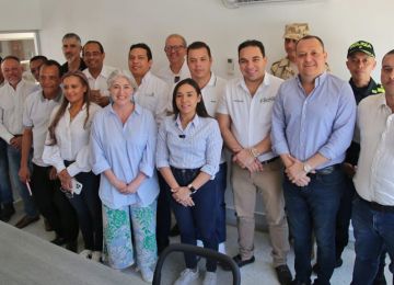 Ministra de Vivienda, Catalina Velasco, se reúne con Gobernadora (e) de La Guajira, Diala Wilches, autoridades locales, representantes de Veolia e integrantes de la Fuerza Pública. Foto: Sharon Durán (MVCT)
