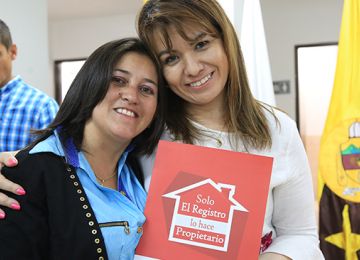 En Ituango Antioquia 98 familias recibieron hoy los titulos de propiedad de sus viviendas