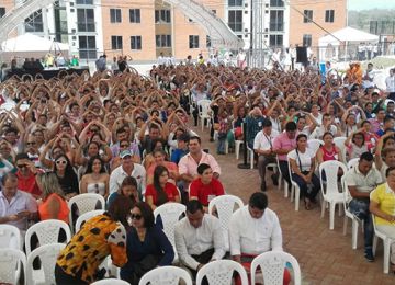 Un total de 300 familias de Ibague que ganan entre 1 y 2 salarios minimos hoy le dicen adios a pagar arriendo