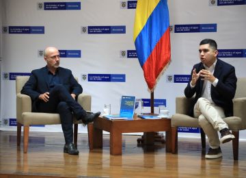 Roi Chiti, coordinador de ONU-Hábitat para la región Andina y el ministro de Vivienda, Ciudad y Territorio, Jonathan Malagón. Foto: René Valenzuela (MVCT)