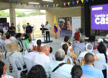  Cambia Mi Casa fue lanzado en Cartagena por el presidente Gustavo Petro y la ministra de Vivienda, Catalina Velasco, quienes entregaron los primeros mejoramientos y firmaron convenios con 8 municipios para conexiones a servicios de agua y saneamiento básico. Fotos: Sharon Durán y René Valenzuela (MVCT).